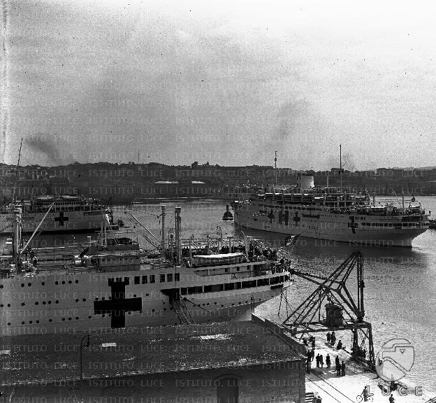 NAVI SATURNIA E VUCANIA PORTO DI TRIESTE IN PARTENZA A.O.I. MAGGIO1943.JPG