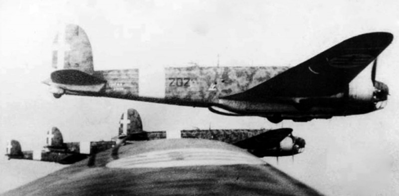 Fiat-BR.20-Cicogna-38-Stormo-40-Gruppo-202a-Sqa-formation-photo-over-Albania-1941-01.jpg